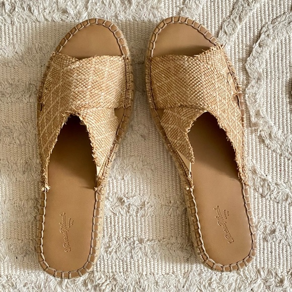 Universal Thread Shoes - ✨5/$20✨ Universal Threads // Sandals